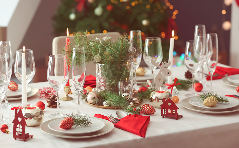 Ideas para decorar la mesa en navidad con tonos rojos