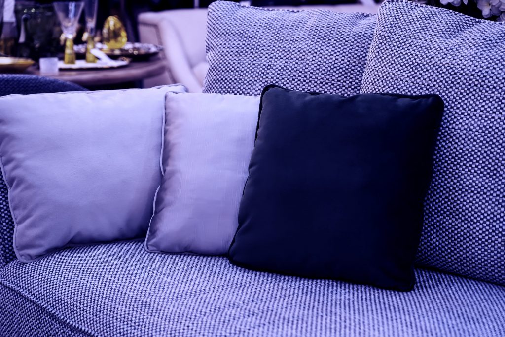 sofa y cojines color pantone very peri
