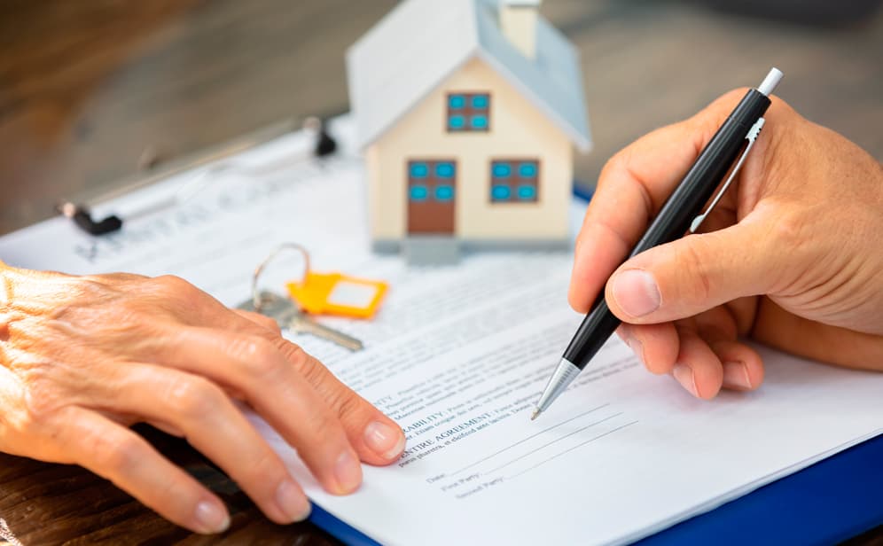 Firma de un contrato de reserva de viviendas