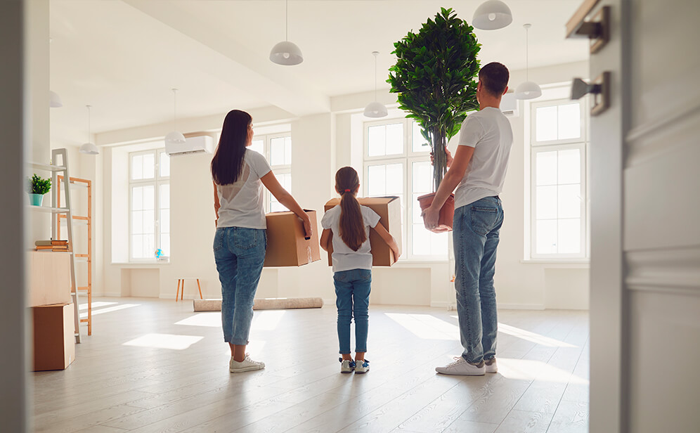 Familia entrando a vivir en su piso nuevo 