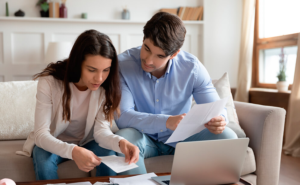 pareja haciendo cuentas de cuanto dinero necesitas para comprar una vivienda