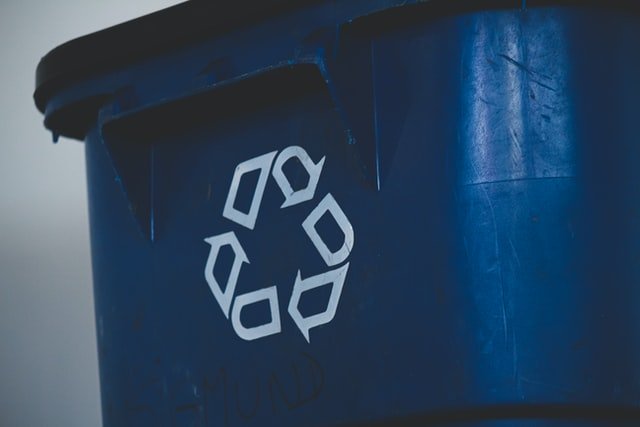 clasificar residuos en cubos
