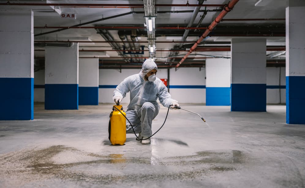 Hombre fumigando una plaza de garaje