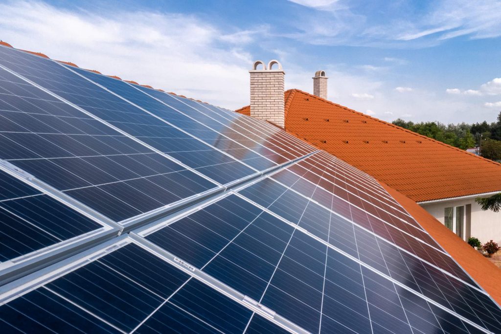 Panel solar en el techo de una casa 