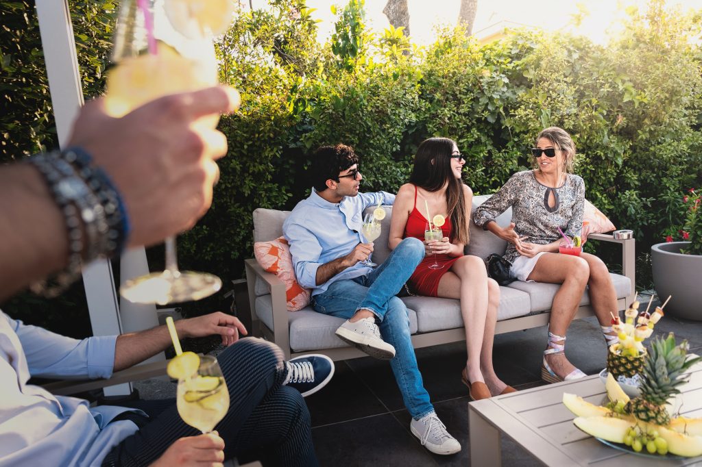 Amigos en una zona chill out en el jardín