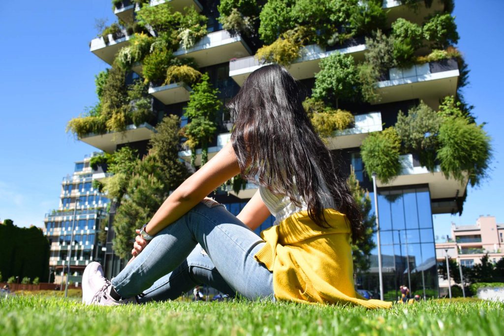 Chica de perfíl mirando una arquitectura bioclimática