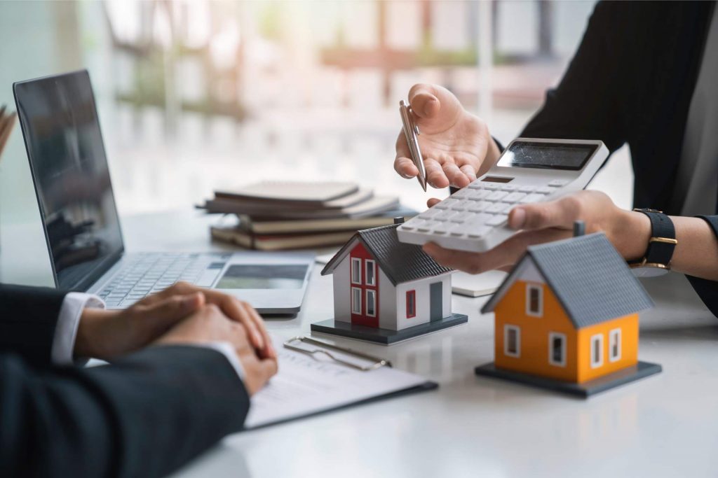 Asesor ayudando en el proceso para pedir una hipoteca