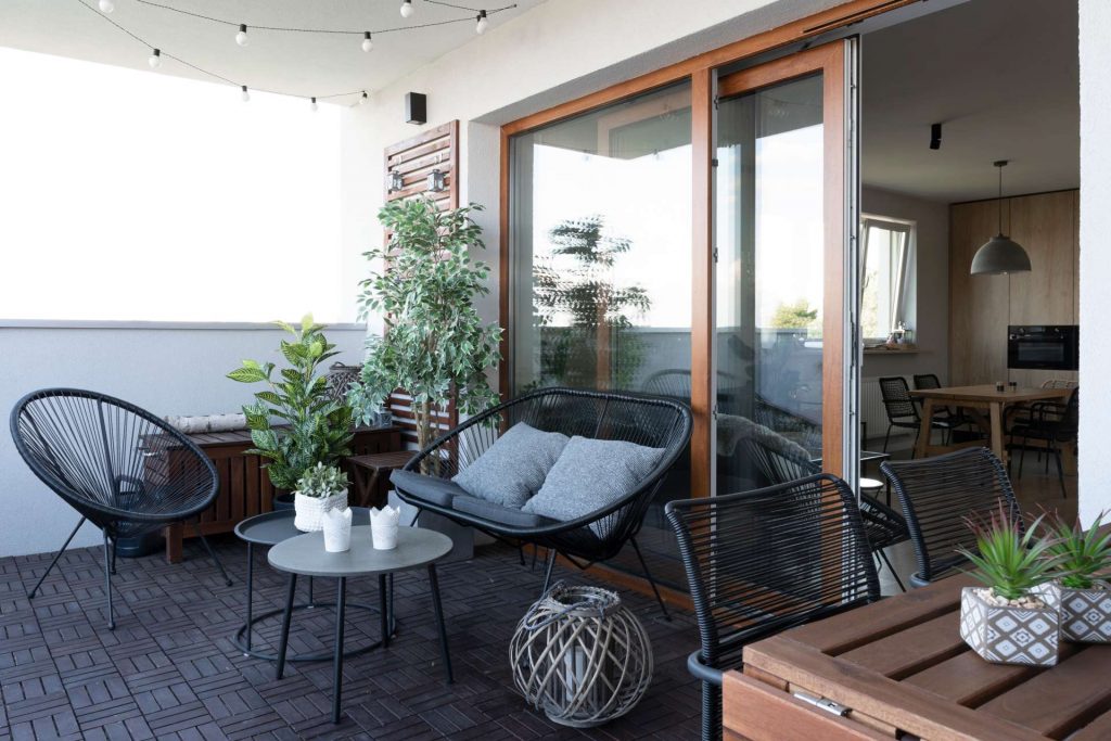 Muebles para terraza con materiales que inspiran naturaleza