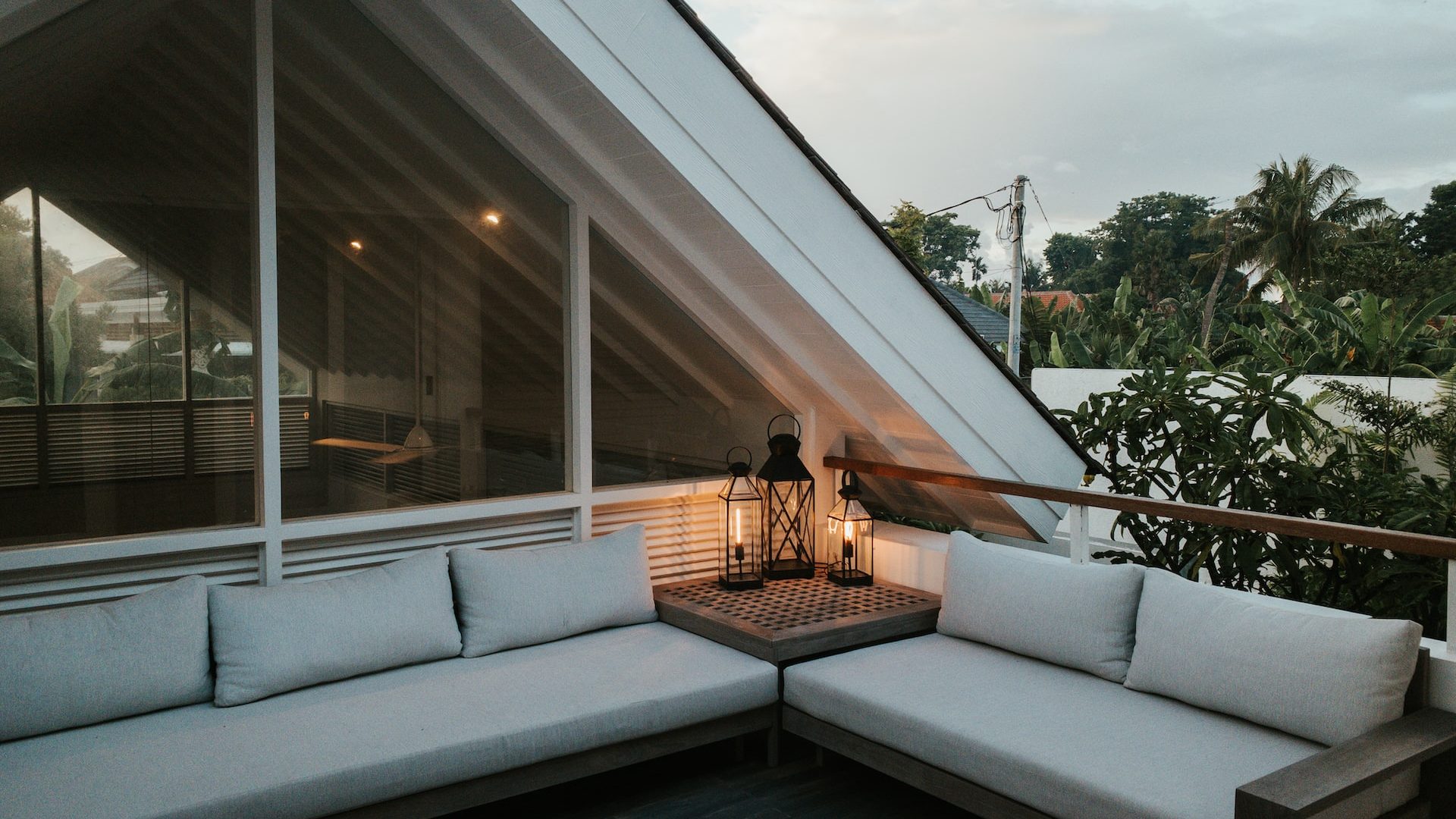 terraza ático de una casa moderna iluminada