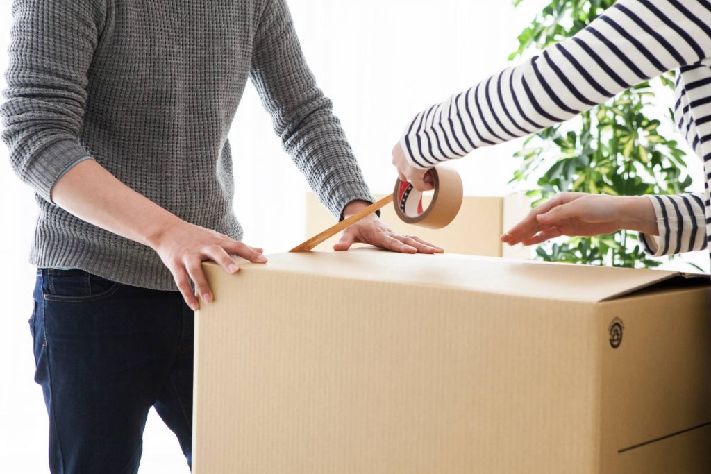 Dos personas embalando una caja