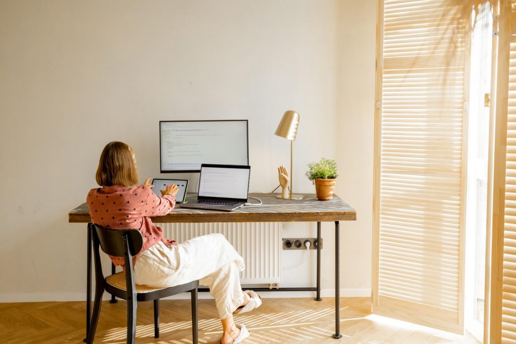 Mujer trabajando desde casa