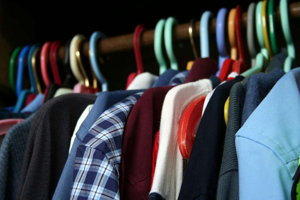 Camisas colgadas dentro de un armario organizado