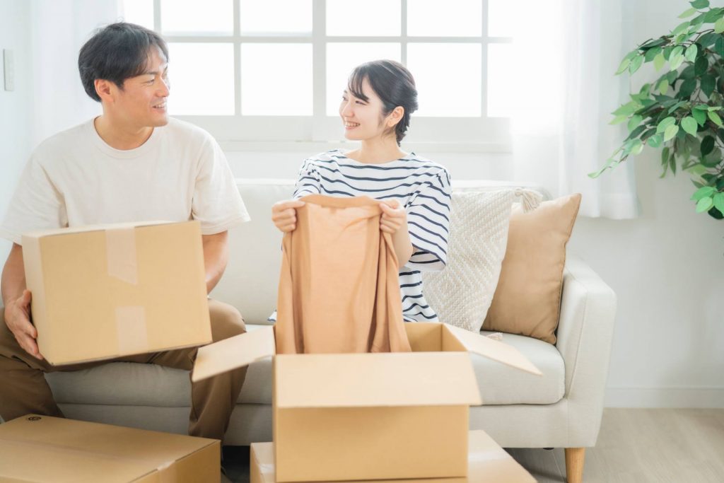 Pareja haciendo una mudanza