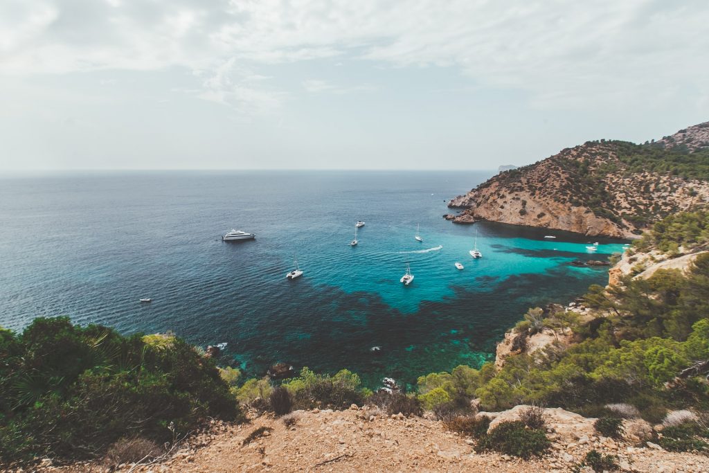 Acantilado con vistas a una playa enEspaña