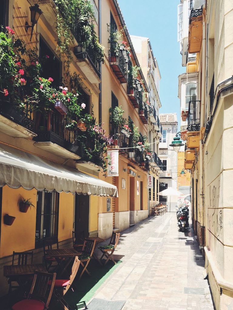 Calle estrecha de una ciudad de España