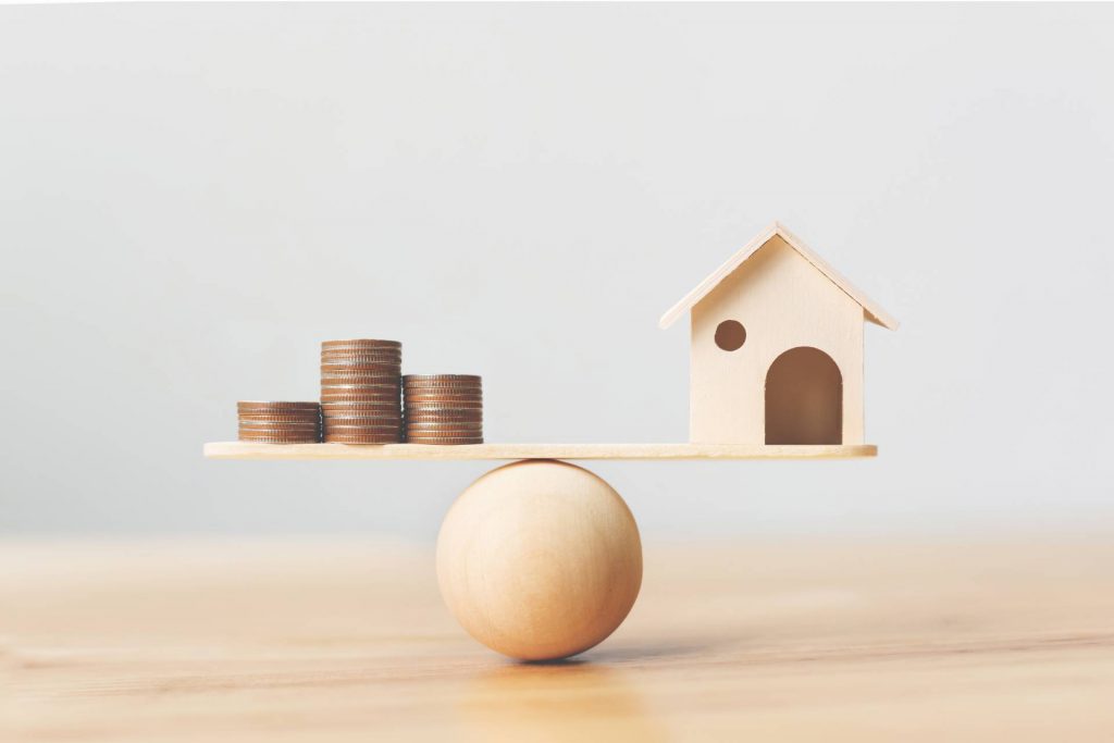 Balanza reflejando las recomendaciones para ahorrar al comprar una casa