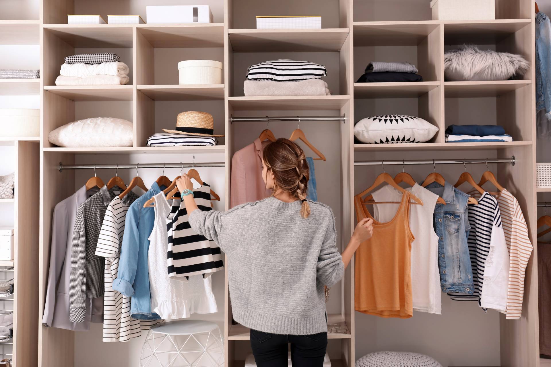 10 consejos para organizar y guardar ropa en poco espacio