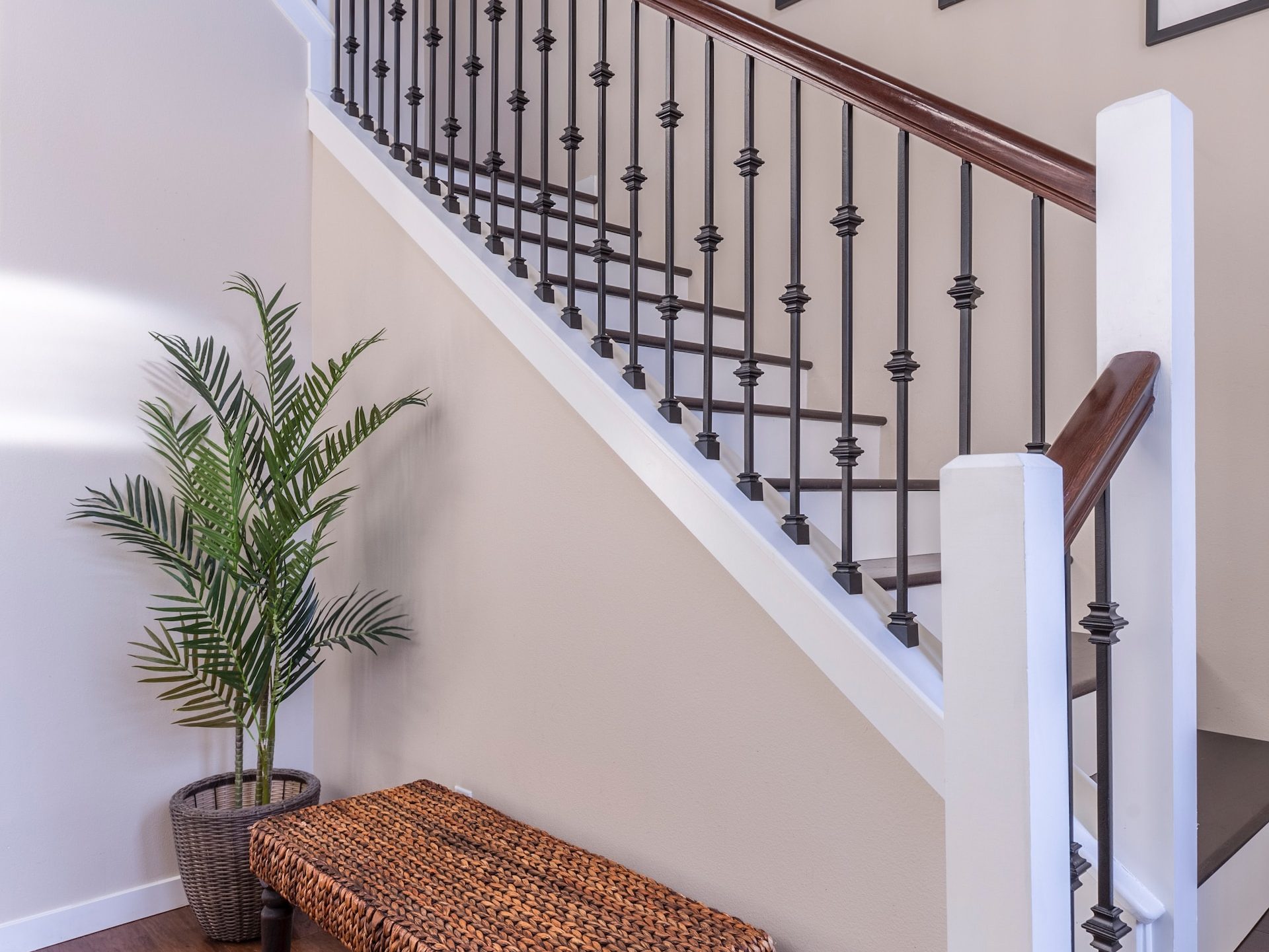 Escalera con barandilla de diferentes colores y materiales