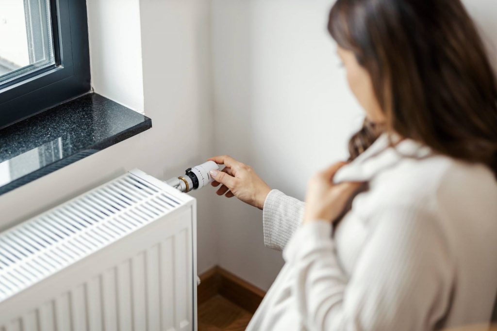 Mujer revisando radiador