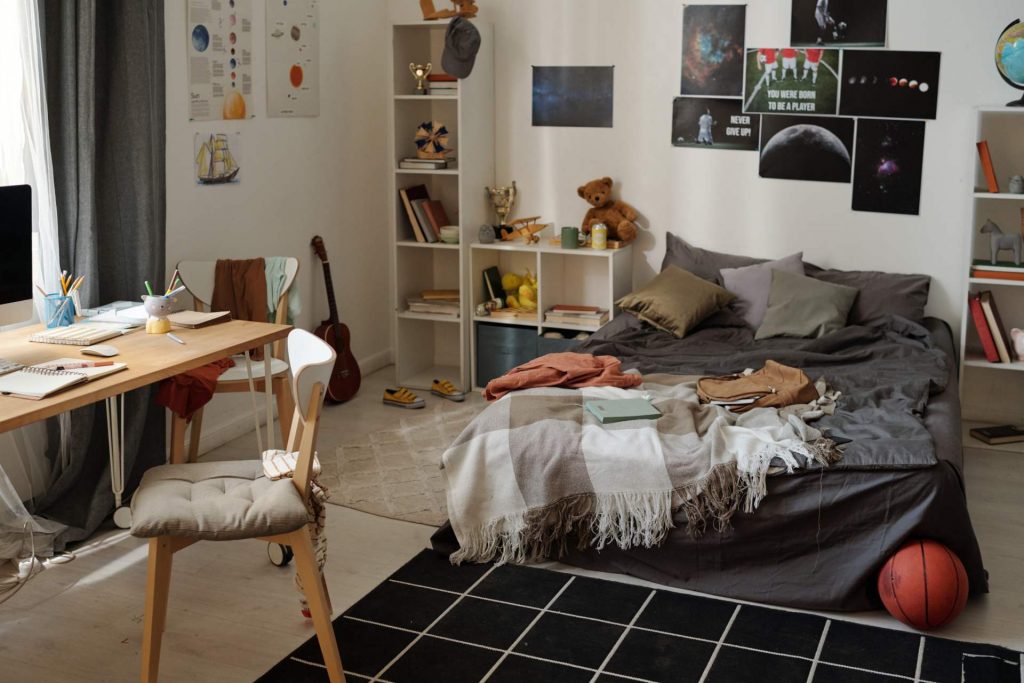 Habitación de un joven desordenada