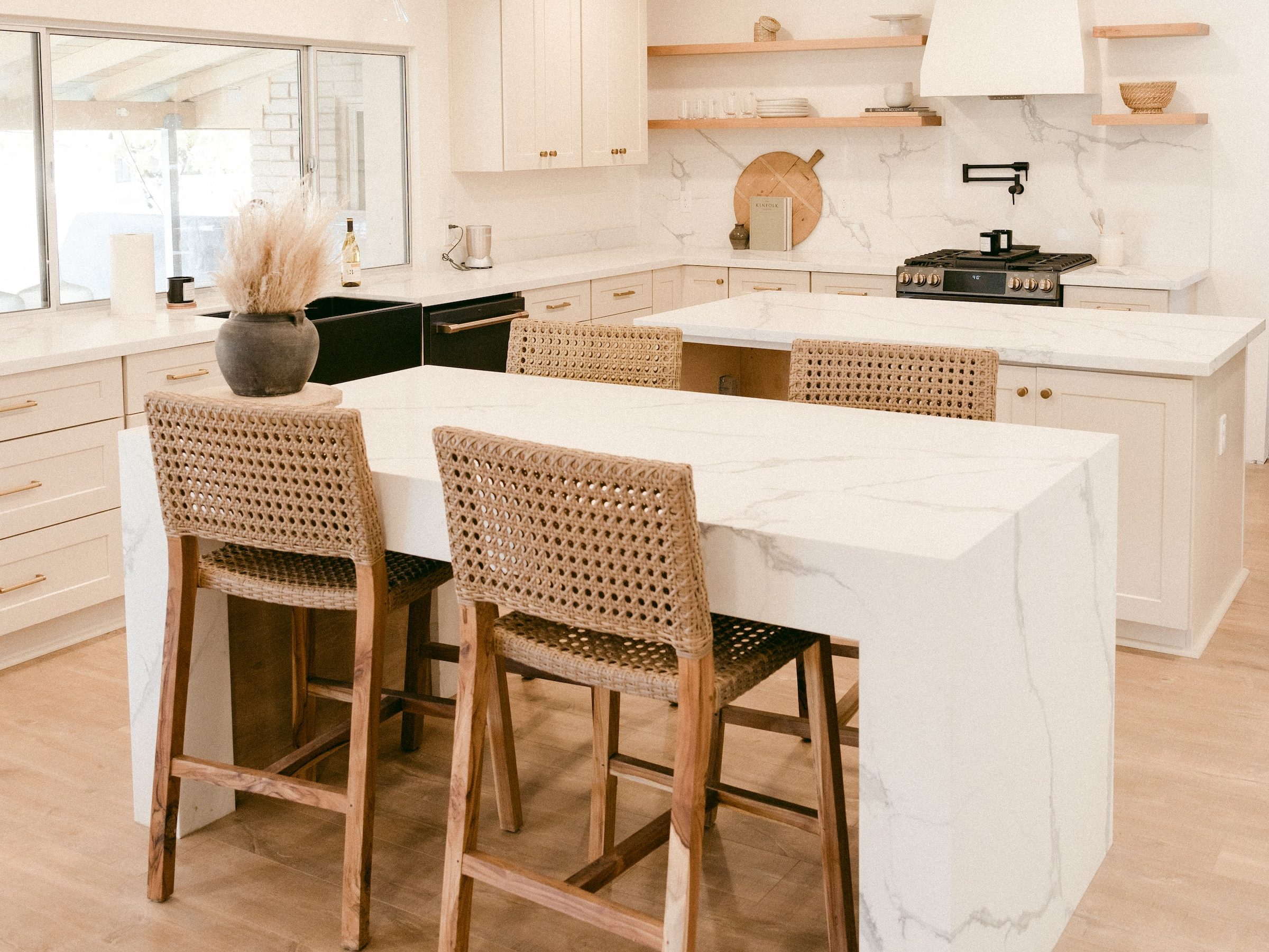 Cocina abierta  con decoración de un salón cocina