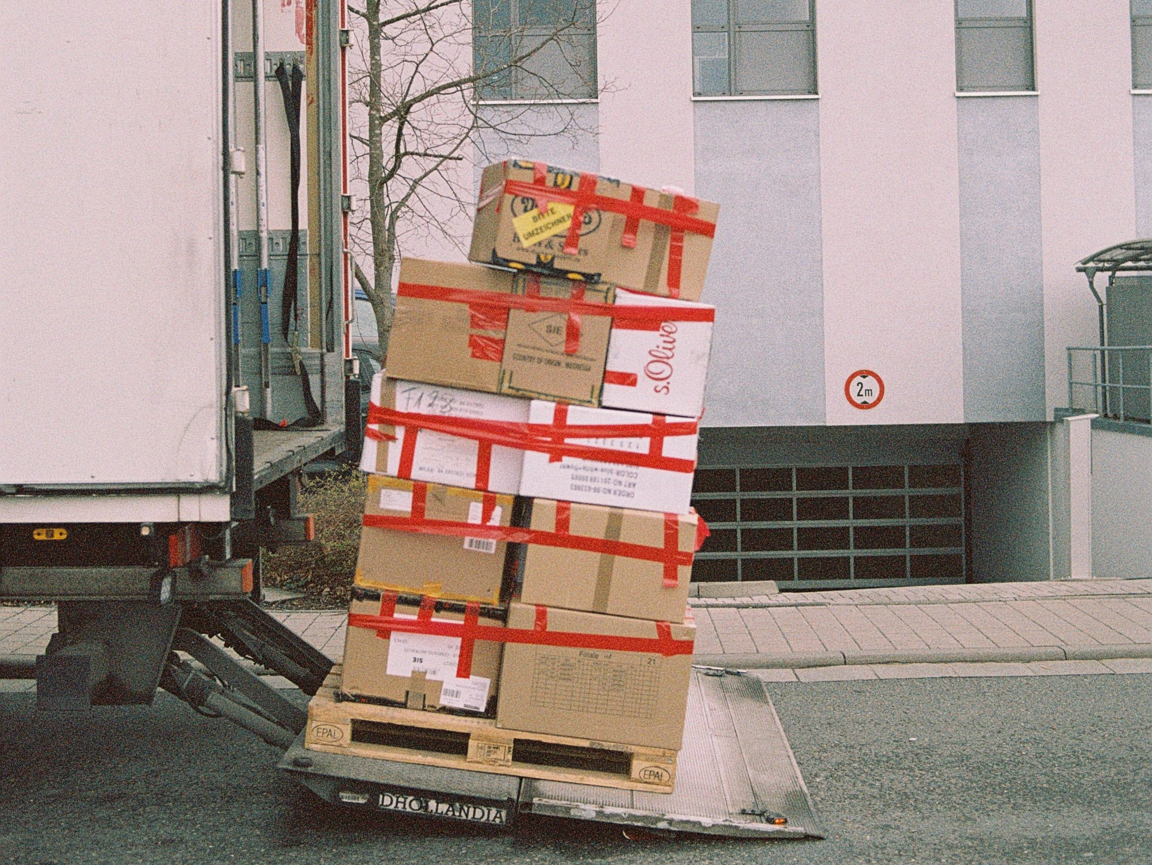 Camión de la mudanza recogiendo las cajas de la mudanza de una casa