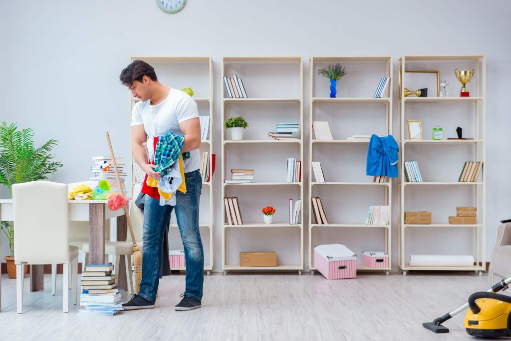 Persona ordenando una habitación