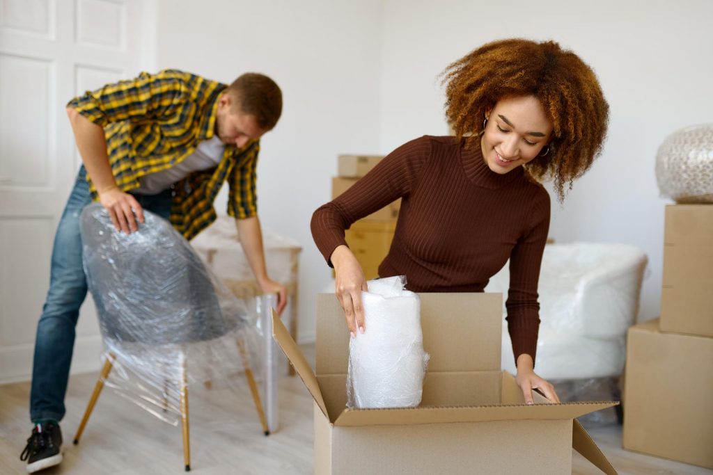 Pareja embalando muebles para una mudanza