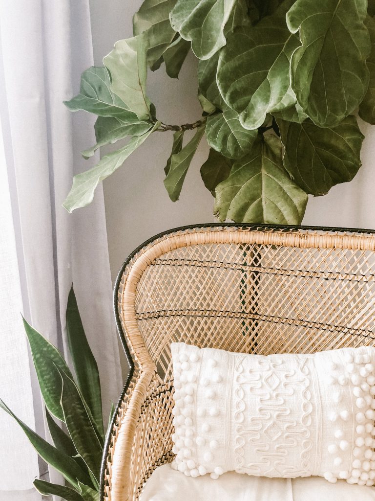 Silla con materiales naturales en una habitación de una casa de la playa