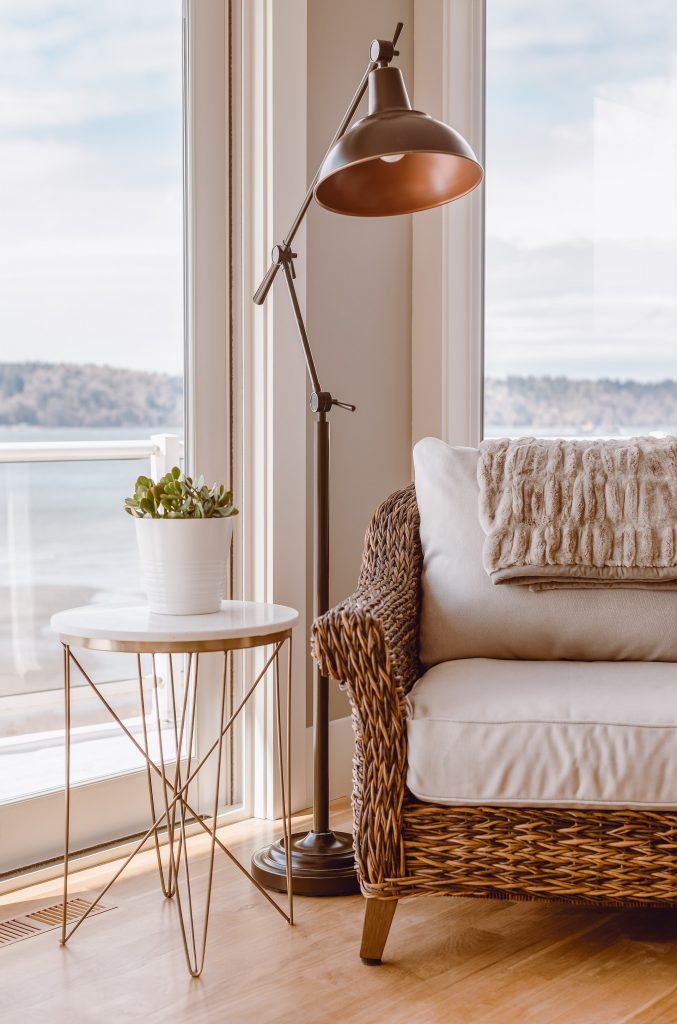 Sofá de estar en el salón de una casa en la playa