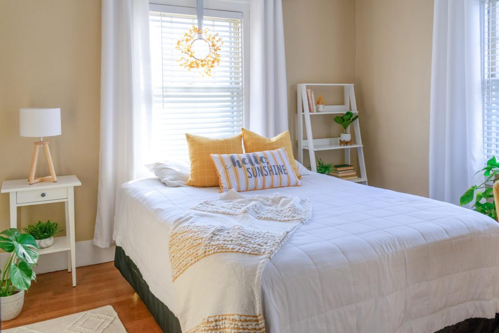 Dormitorio de tonos claros decorado de forma sencilla