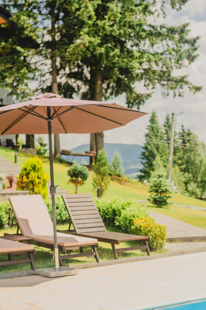 Terraza con piscina y un jardín bien cuidado