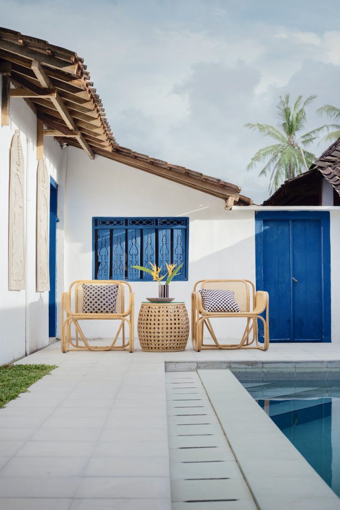 Terraza con piscina de una casa estilo tropical