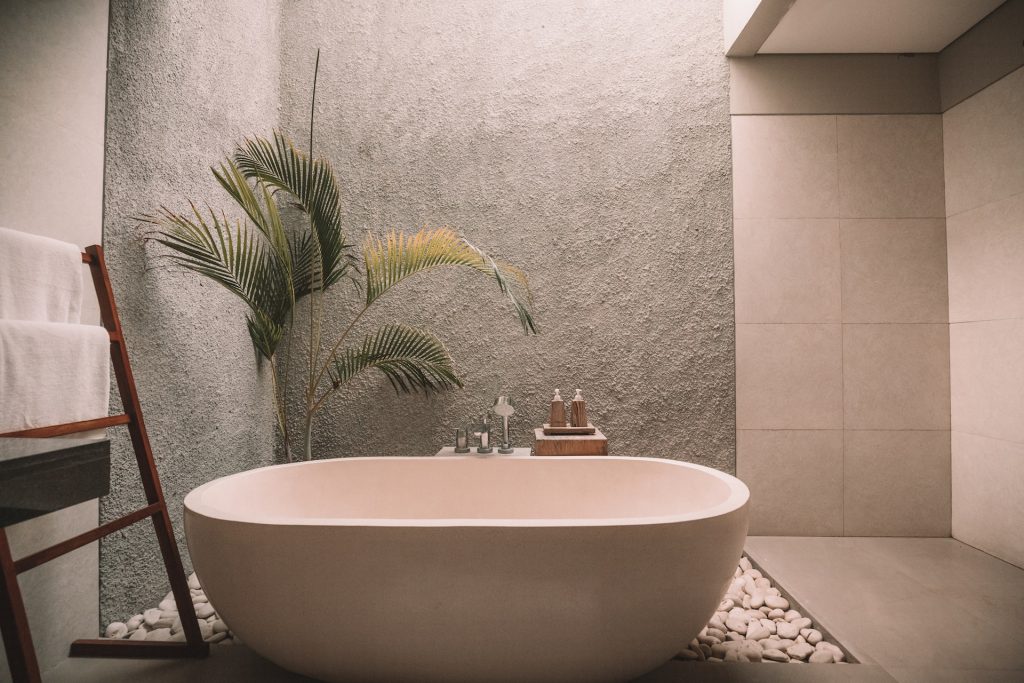 Terraza relajante con una bañera en una casa en la playa