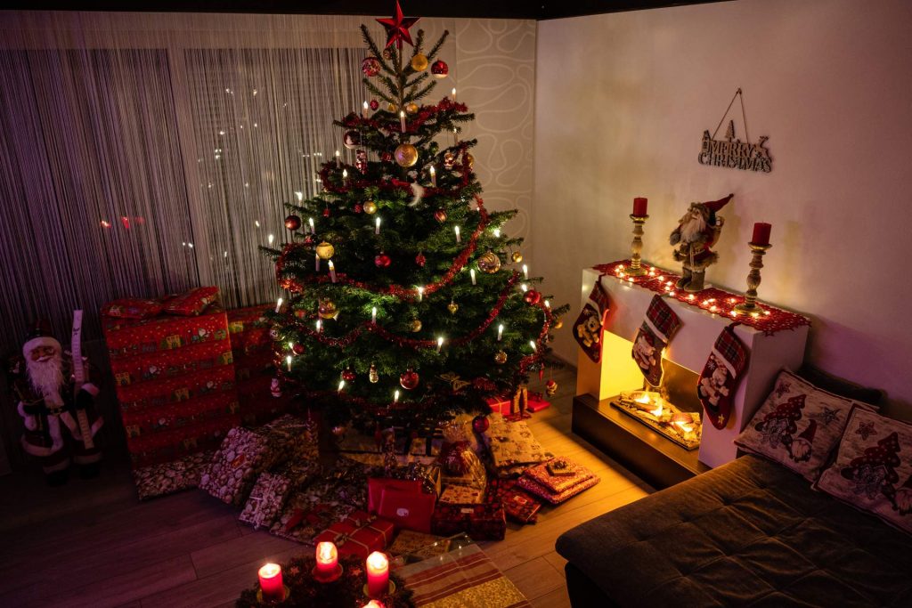 El árbol es el epicentro de la decoración navideña casera