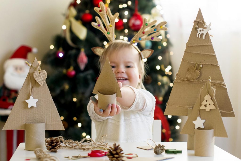 Niña haciendo manualidades para decoración navideña