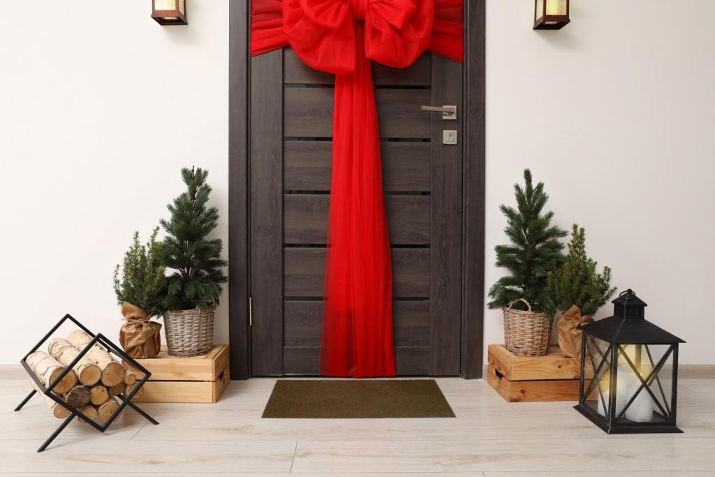 Consejos para decorar la puerta de casa al estilo navideño