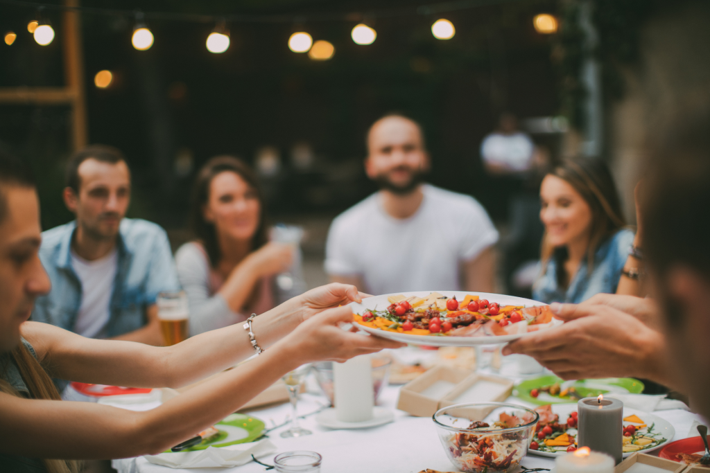 Grupo de amigos celebrando una comida