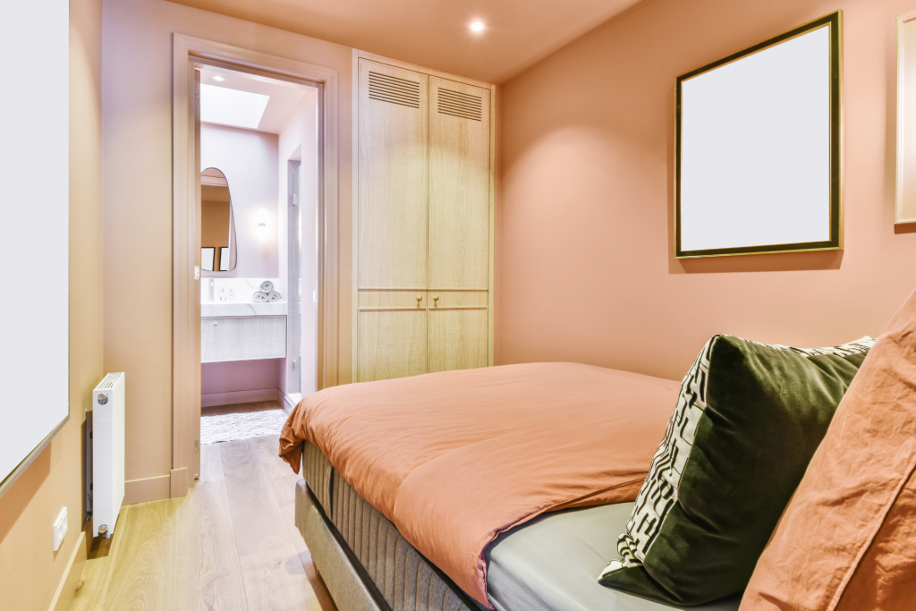 Habitación decorada con color pantone Peach Fuzz