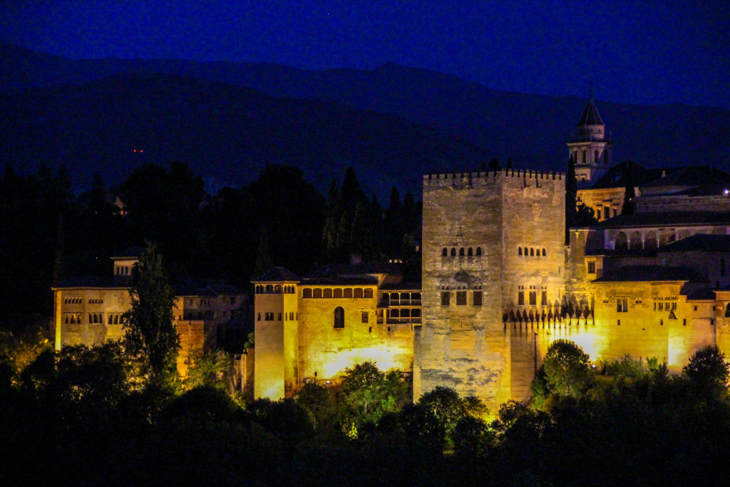 La Alhambra de Granada iluminada por la noche