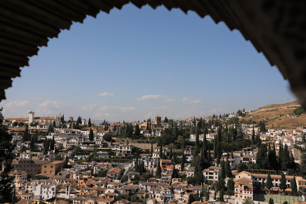 Vista de la ciudad de Granada desde un arco