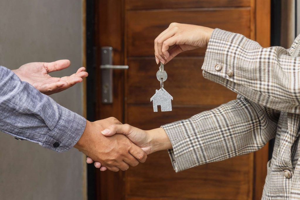 Entrega de llaves de una vivienda