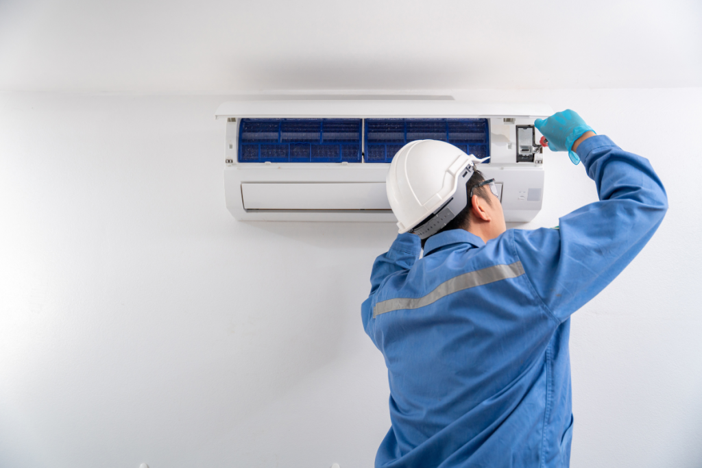 Técnico arreglando aire acondicionado