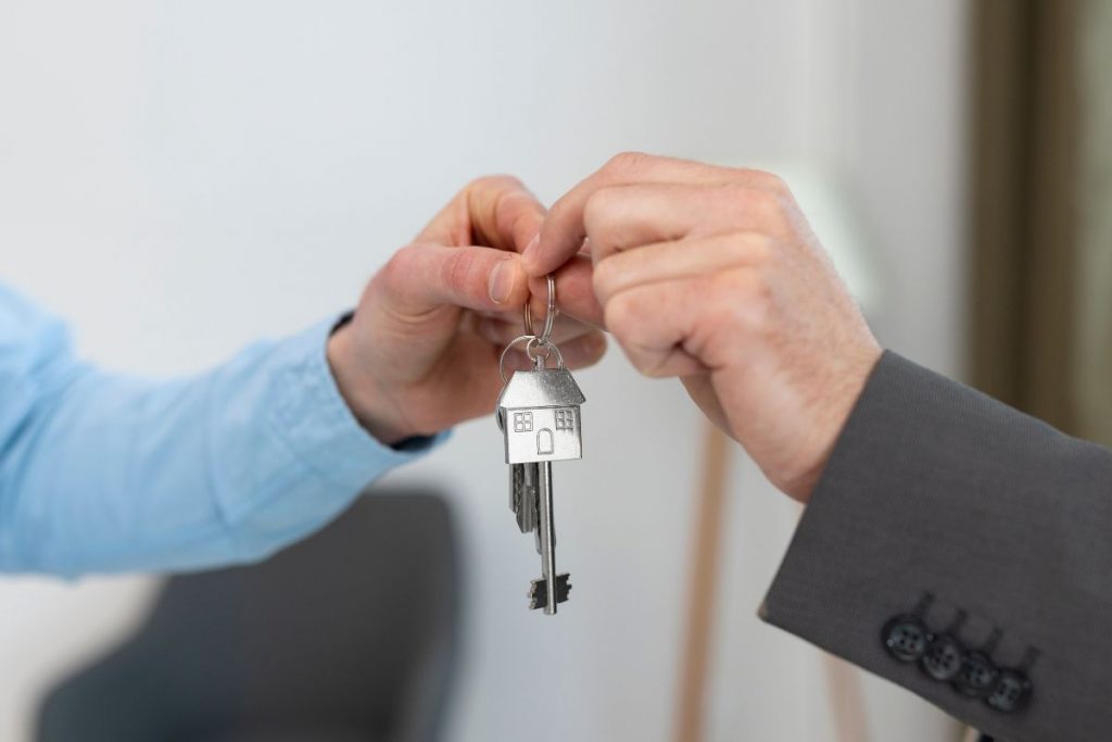 Entrega de llaves de vivienda de obra nueva