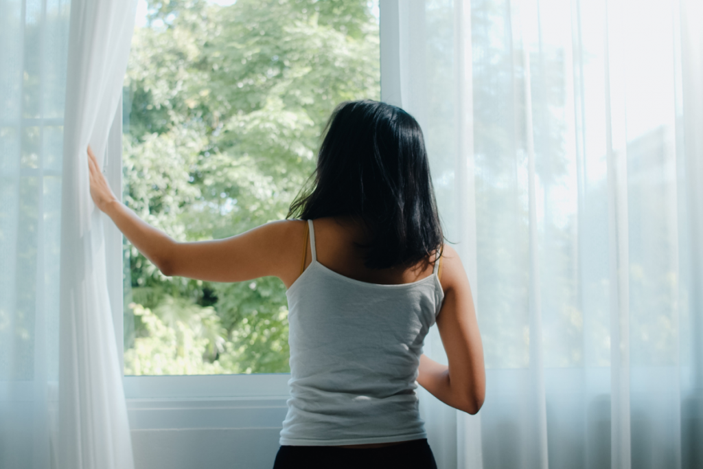 Mujer ventilando la casa