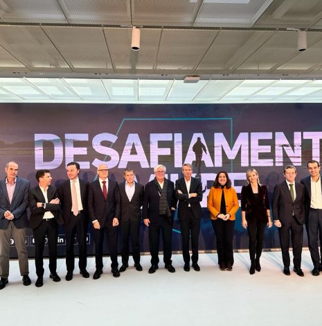 Foto de los participantes en el primer informe sobre vivienda asequible en Cataluña