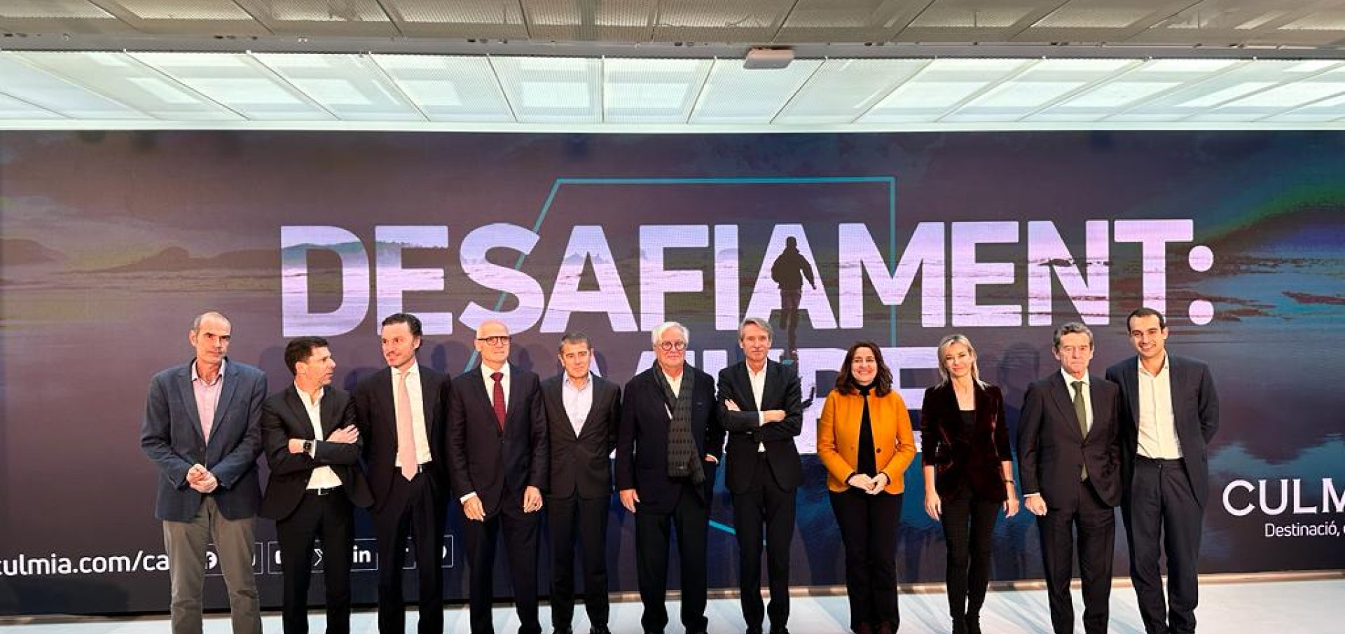 Foto de los participantes en el primer informe sobre vivienda asequible en Cataluña
