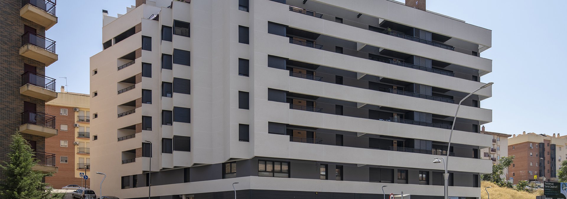 Pisos modernos exteriores con estructura en forma escalonada en Jaén