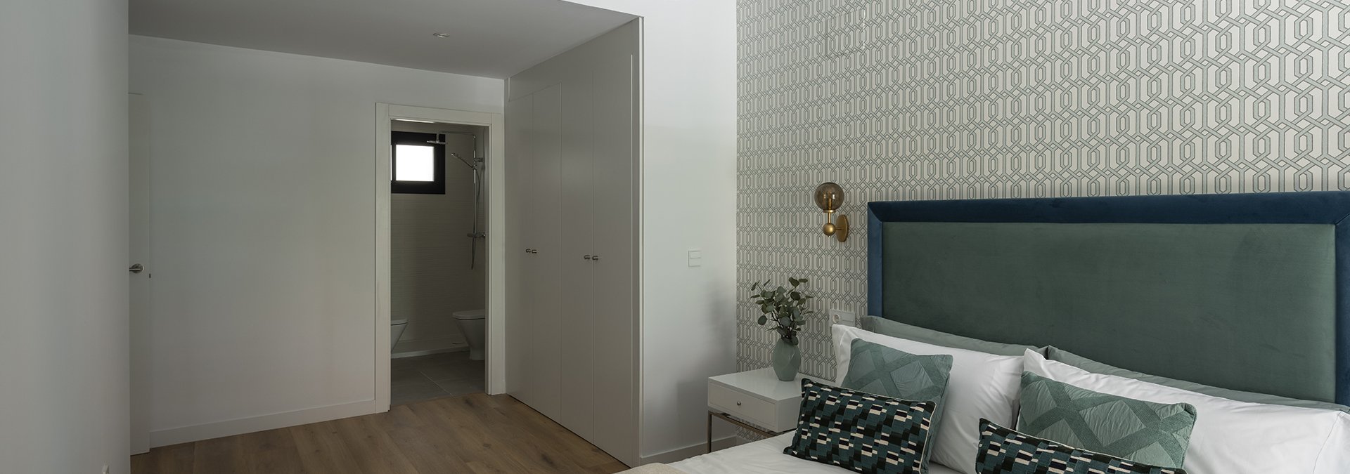 Dormitorio principal con baño obra nueva en Jaén