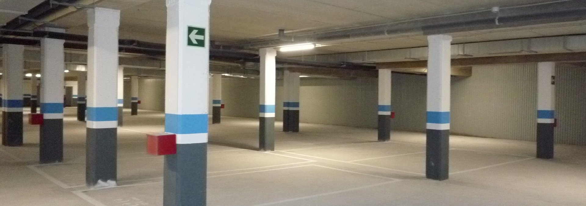 Parking con plazas vacías